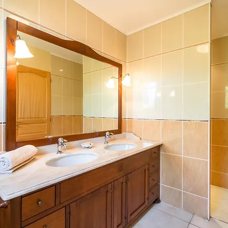 Spacious With Private Swimming Pool *
