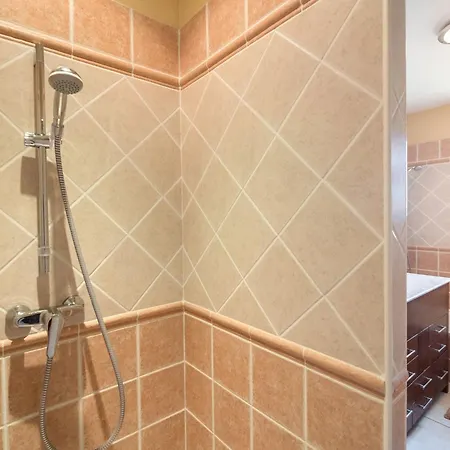 Spacious With Private Swimming Pool *